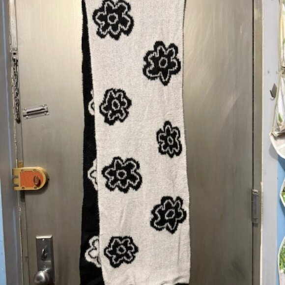 Retro Oversized Flower Black & White Scarf – Reversable - Picture 9 of 16